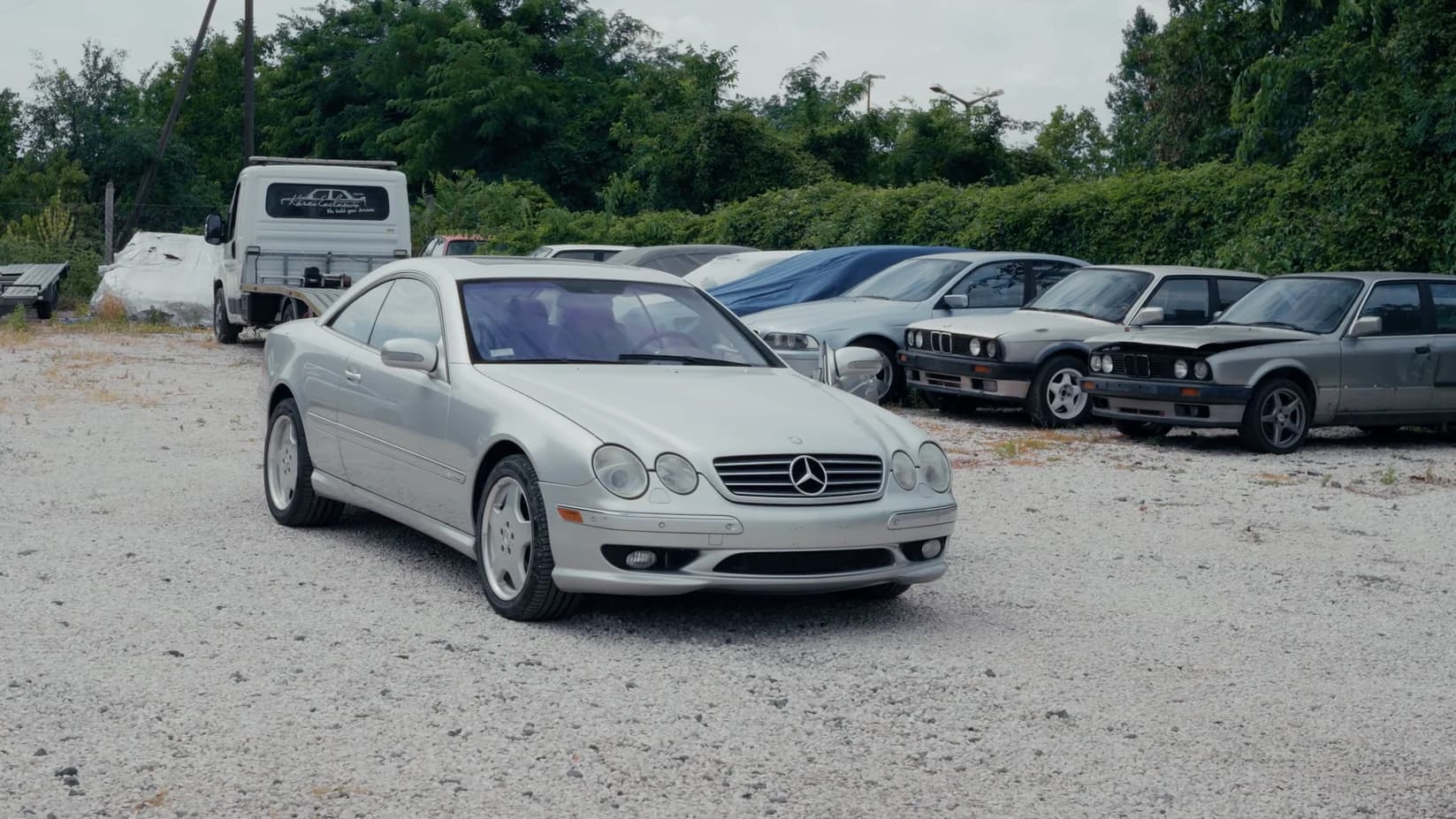 Mercedes coupe and classic BMWs at the Kárai Exclusive location